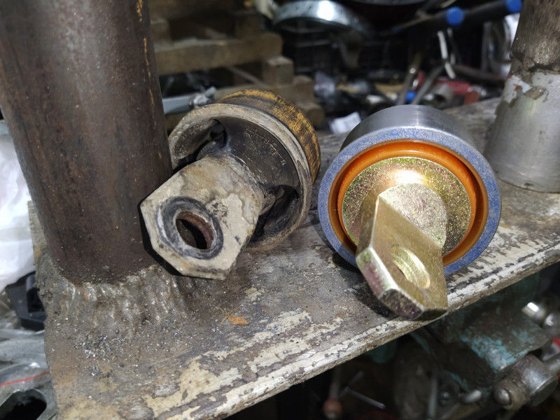 Trailing arm silent block, rear suspension (sectional)